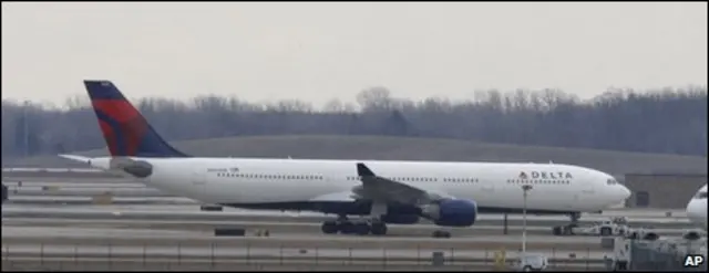 Chiếc phi cơ của hãng Northwest Airlines chở 278 hành khách và 11 thành viên phi hành đoàn