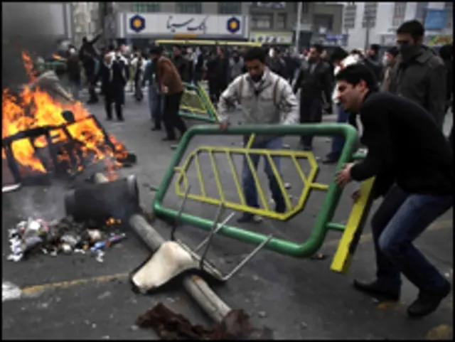 Sebagian massa menguasai bagian tengah kota Tehran