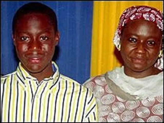 عمر عبد المطلب وامه 