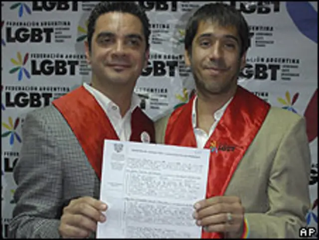 Alex Freyre y José María Di Bello al casarse en Usuhaia, Argentina