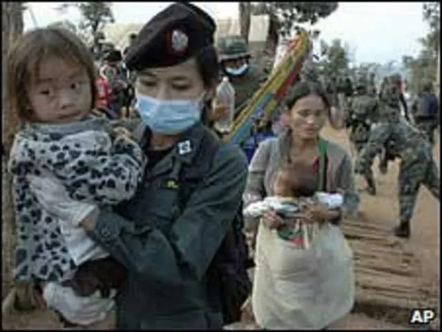 Nữ cảnh sát Thái Lan đưa người Hmong ra khỏi trại tị nạn (ngày 28.12.09)