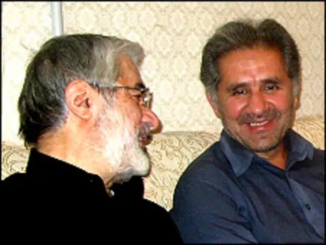 Mir Hossein Mousavi (esq.) ao lado do sobrinho 