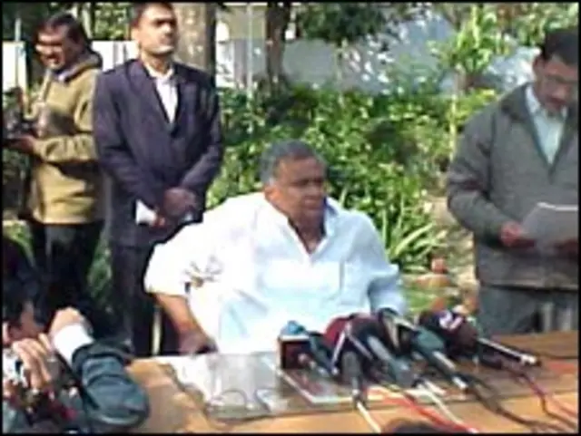 पत्रकारों से बातचीत करते किरोड़ीलाल मीणा