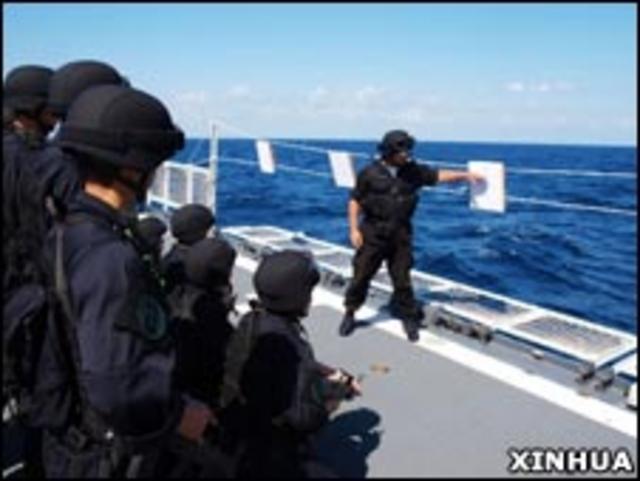 中国海军护航舰队军人（新华社图片）