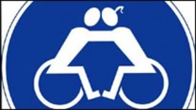 نشان گرافیکی دو معلول زن و مرد که بر روی ویلچر نشسته و همدیگر را در آغوش گرفته اند