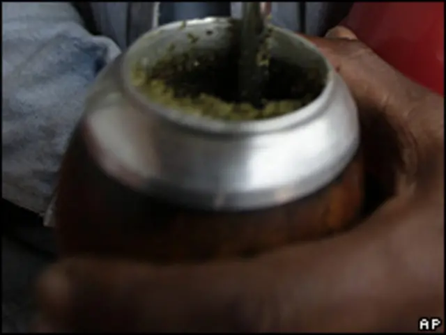 Bombilla y mate con yerba
