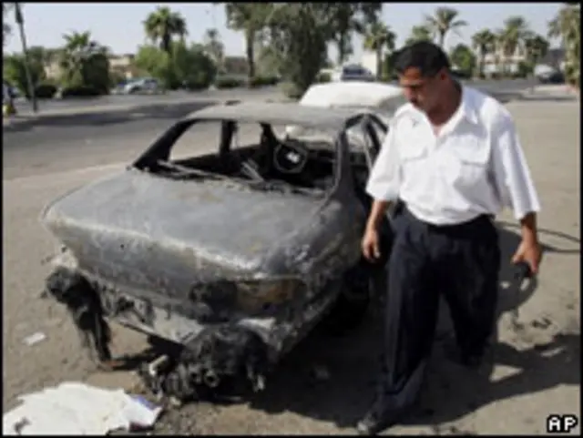 Иракский полицейский у машины, обстрелянной охранниками Blackwater