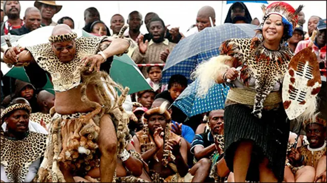 शादी के बाद ज़ुमा ने नववधू के साथ परंपरागत ज़ुलु नृत्य किया