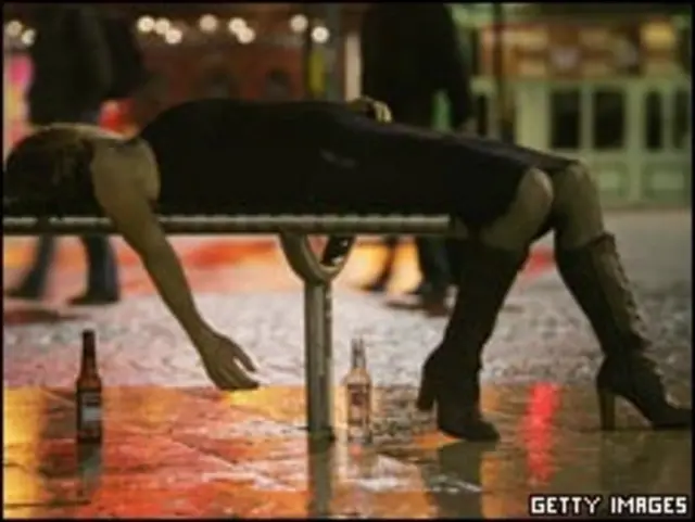 Пьяная женщина на лавочке