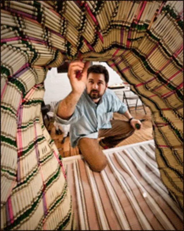 Herb Williams e sua instalação (Foto cortesia de Herb Williams)