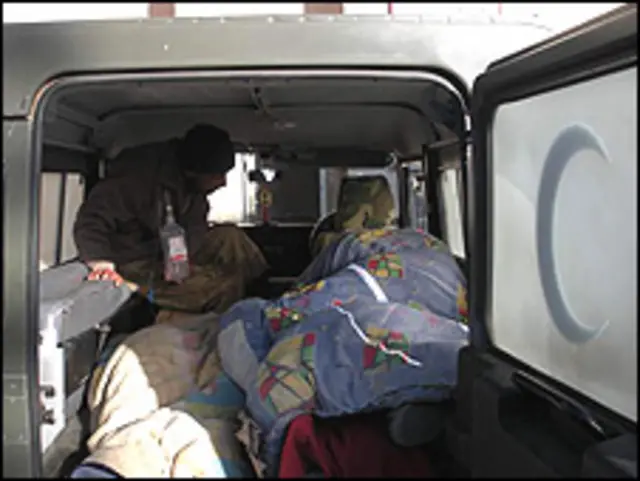 लालचौक का इलाका काफ़ी भीड़भाड़ वाला है और सुरक्षाबलों को एहतियात बरतना पड़ रहा है.