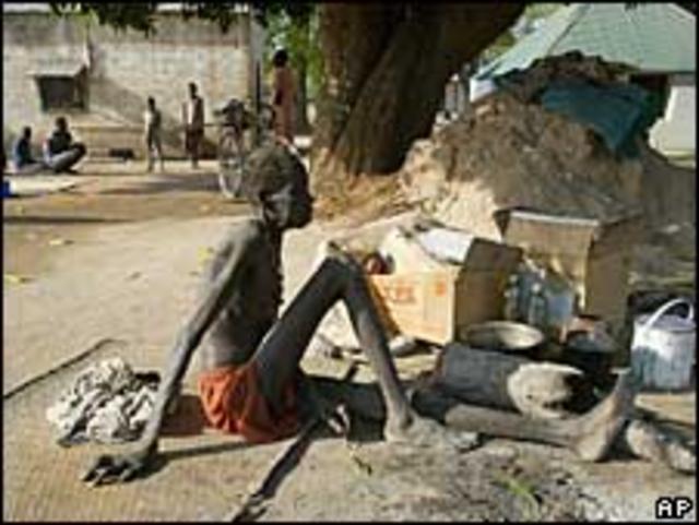 Голодающая женщина в южном Судане