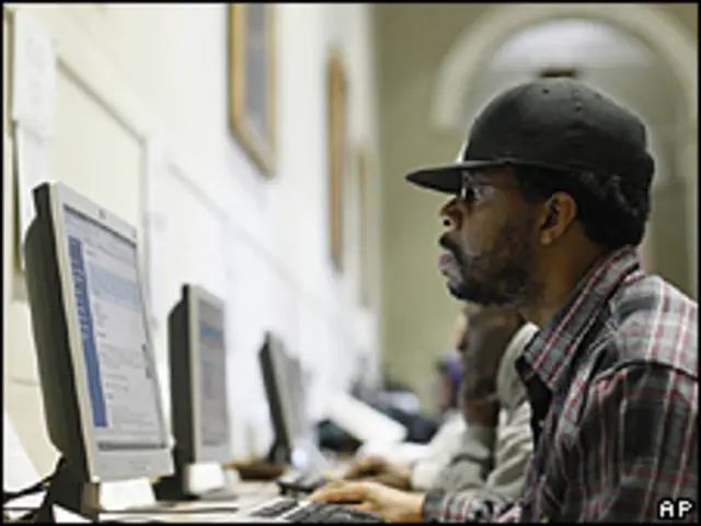 Hombre trabajando en la computadora