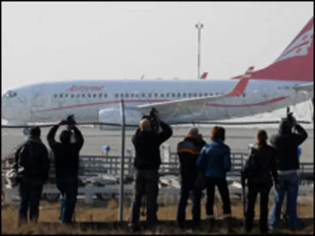 Телеоператори знімають грузинський літак, який вилітає з Тбілісі 