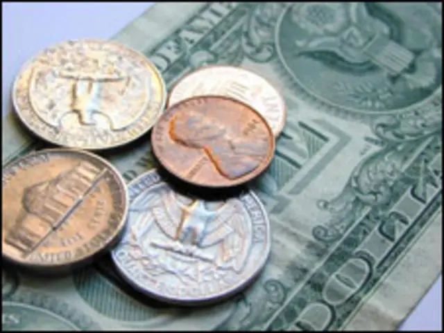 Billete de dólar y monedas de un centavo y 25 centavos