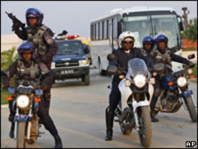 Полиция эскортирует футбольную сборную в Анголе