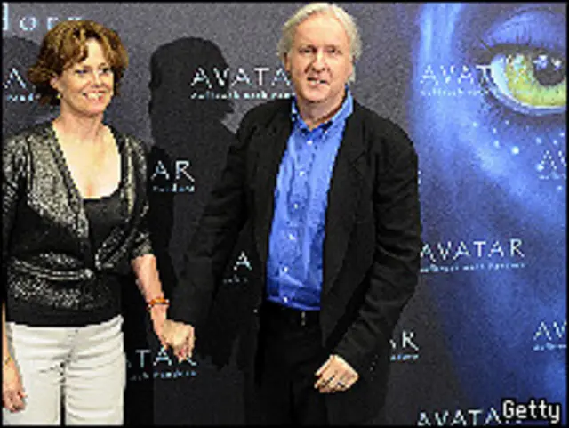 ملصق لفيلم أفاتار، والمخرج الكندي، جيمس كامرون، والممثلة سيجورني ويفر التي لعبت دور عالمة البيولوجيا 