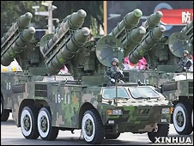 中共建政690周年阅兵式上防空导弹方队通过天安门广场（新华社图片1/10/2009）