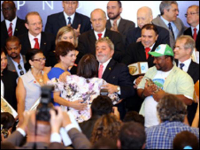 O presidente Luiz Inácio Lula da Silva é cercado por ministros durante lançamento do PNDH-3, em Brasília (Roosewelt Pinheiro/ABr/21 de dezembro de 2009)