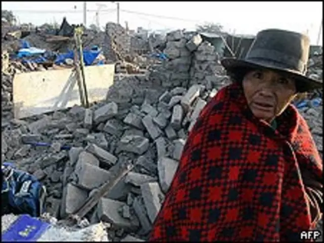 Una mujer recorre, desorientada, las ruinas de su casa tras el temblor en Perú