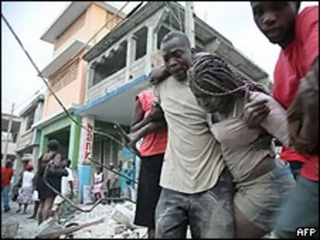 Vítimas são resgatadas após o terremoto em Porto Príncipe