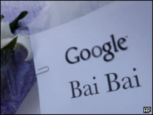 Некоторые китайцы пришли к зданию офиса Google в Пекине с цветами, чтобы на всякий случай заранее попрощаться