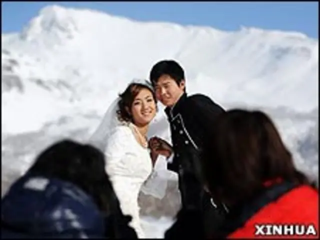 吉林长白山前一对新婚夫妇在拍照(新华社图片10/1/2010)