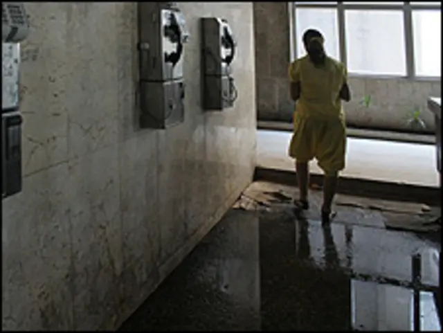 Pasillo inundado en un hospital