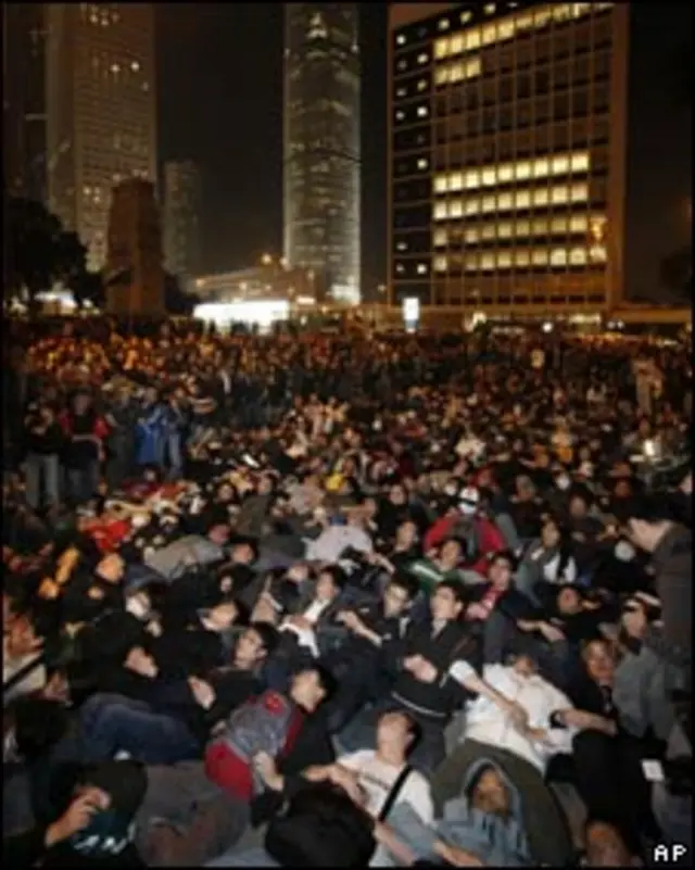 反对兴建高铁的示威人士在香港立法会门外集会（16/01/2010）