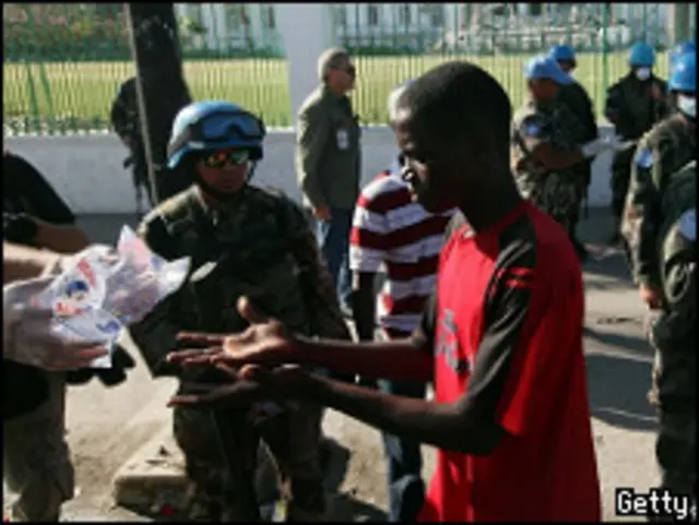 Homem recebe doação no Haiti