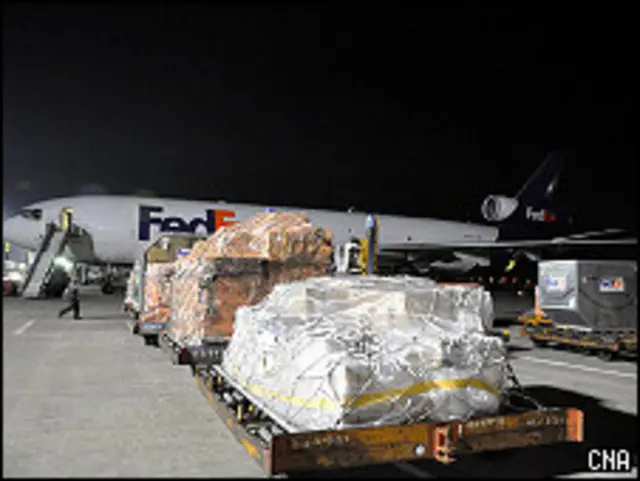 台灣援助海地物資在台北桃園機場裝箱（台灣中央社圖片18/1/2010）