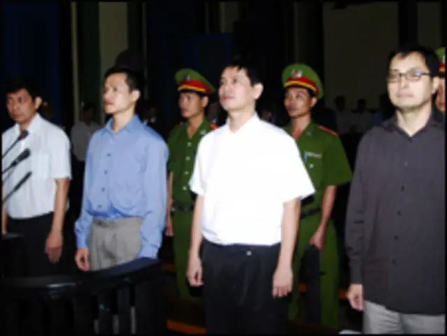 Cả Nguyễn Tiến Trung (thứ nhì từ trái sang), và Lê Công Định (bên phải) đều học thành tài ở nước ngoài