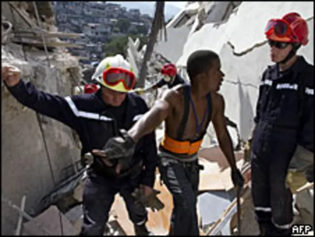 Bomberos trabajando en Haití