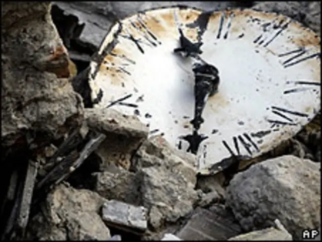 Reloj en medio de los escombros del terremoto de Haití