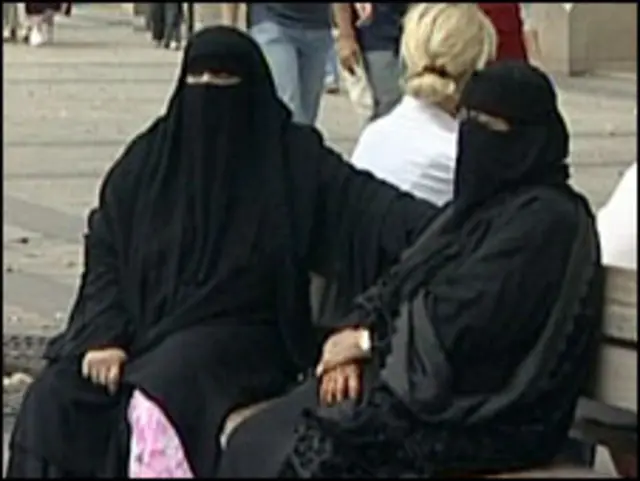 Mulheres com véu islâmico (arquivo)