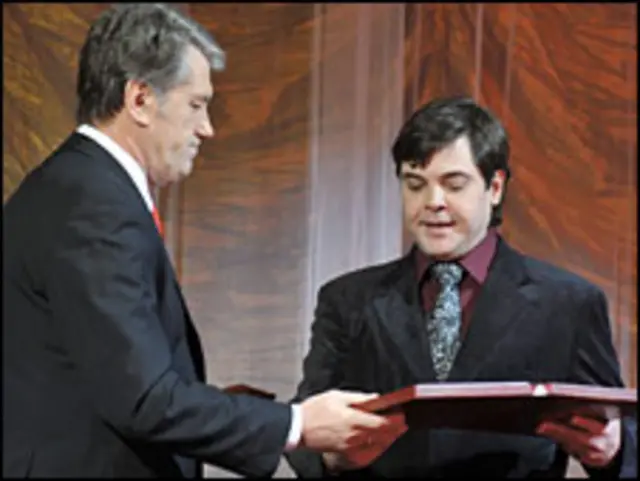 Віктор Ющенко вручив внуку Степана Бандери нагороду ''Герой України''