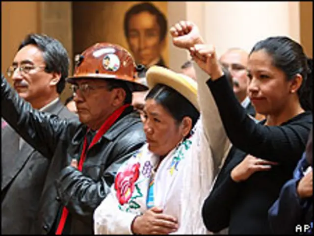 De der. a izq.: Walter Delgadillo, ministro de Obras Públicas; Milton Gómez, ministro de Minas; Nilda Copa, ministra de Justicia, y Carmen Trujillo, ministra de Trabajo