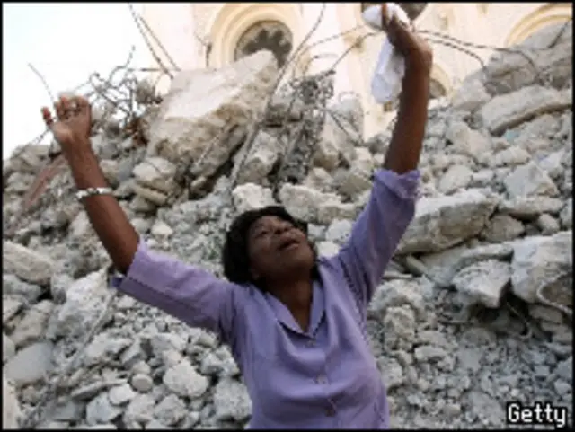 Una mujer llora la pérdida de sus familiares tras el terermoto de Haití