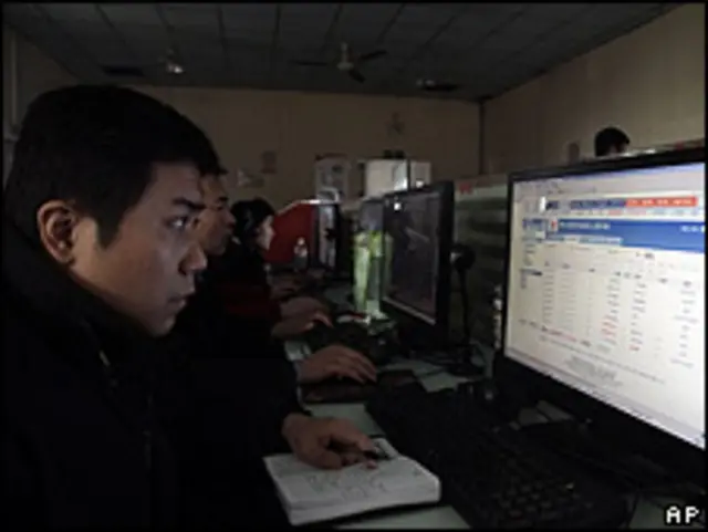 Un hombre en internet en un ciber café de Pekín