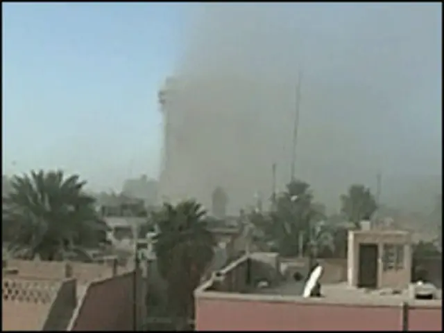 Coluna de fumaça sobre Bagdá