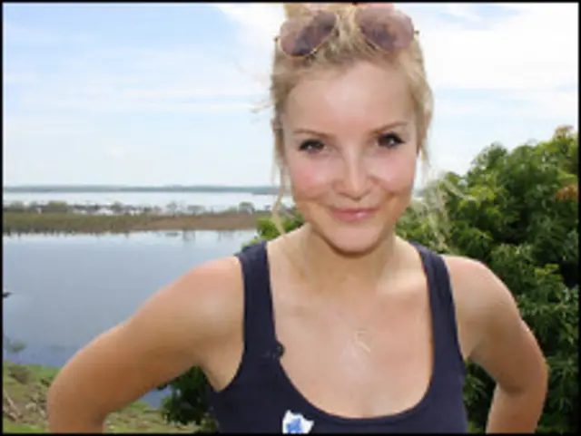 Helen Skelton antes da travessia, ao lado do rio Amazonas