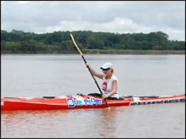Helen Skelton em seu caiaque no início da travessia