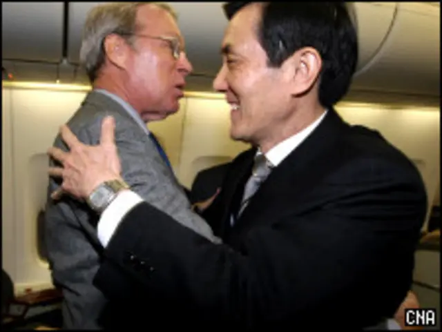 美國在台協會主席薄瑞光(左)迎接台灣總統馬英九(台灣中央社圖片25/1/2010)