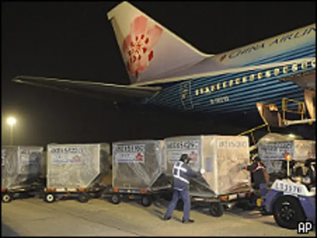 台灣援助海地物資在台北桃園機場裝卸(25/1/2010)