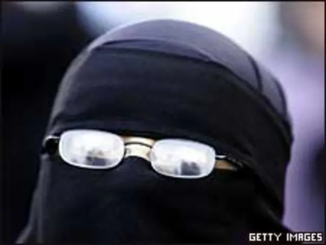 Perempuan pemakai burka