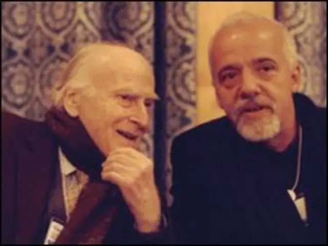 Yehudi Menuhin y Paulo Coelho en Davos