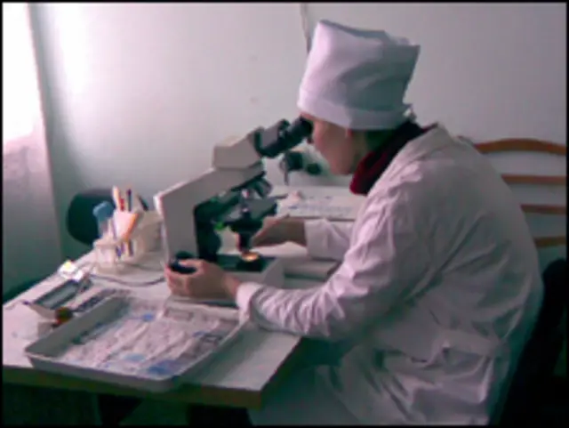 лікар-лаборант проводить дослідження 