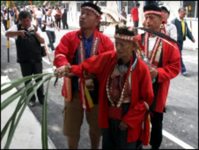 邹族原住民长老进行祈福仪式庆祝入住新居