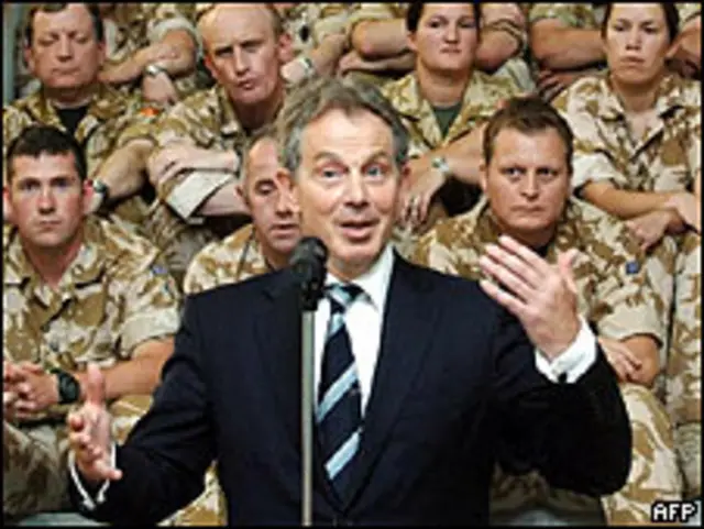 Blair Irak'ta askerlerle