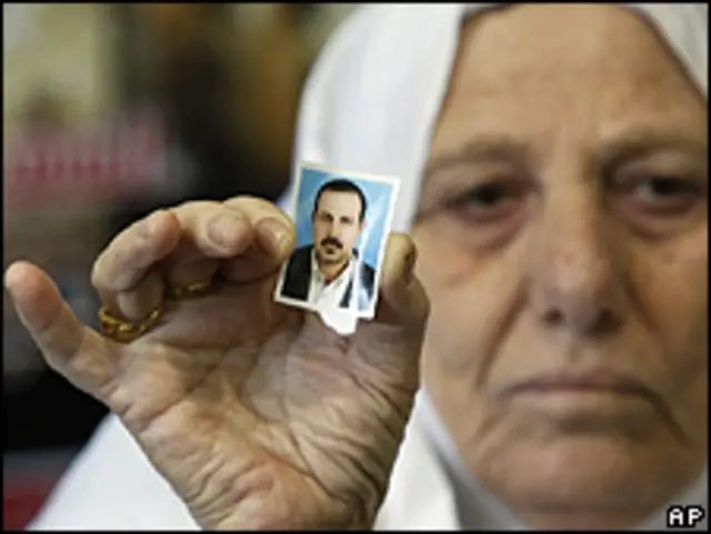 امرأة تحمل صورة لمحمود المبحوح